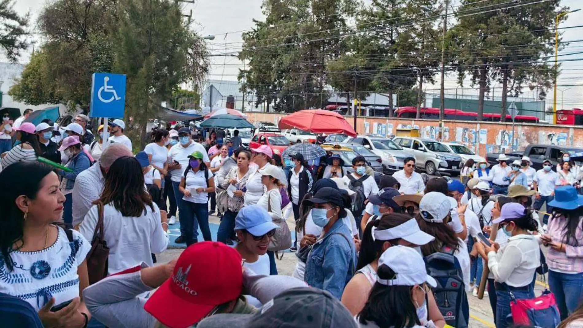 maestro se manifiestan en la SEP Puebla 